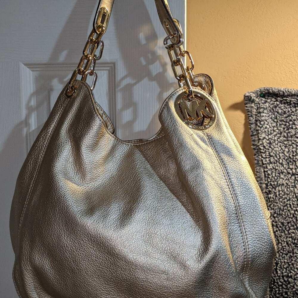 MICHAEL KORS FULTON SHOULDER HANDBAG LIGHT GOLD LEATHER GOLD HARDWARE